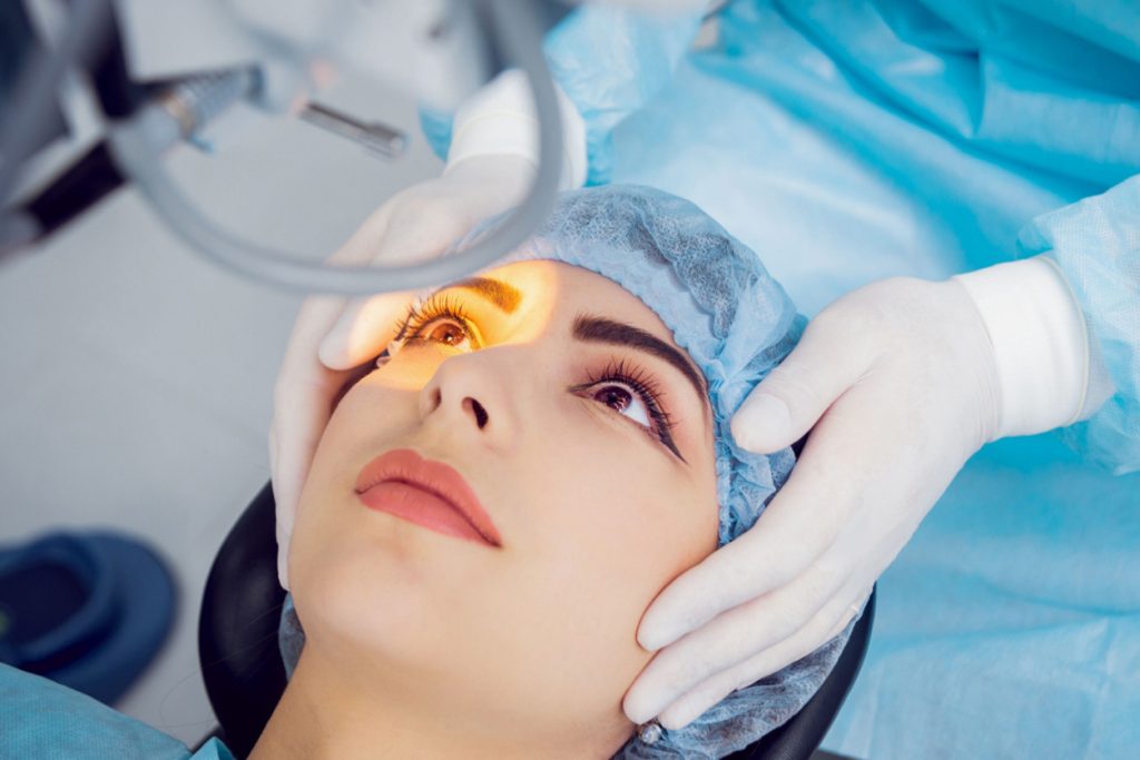 چرا استفاده از عینک می‌تواند جایگزین مناسبی برای عمل چشم باشد؟